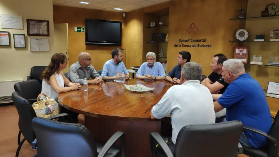 Imatge de l’acord entre els membres de la FIC i ERC. Diuen que és un acord d’estabilitat per al Consell Comarcal de la Conca. FOTO: Cedida