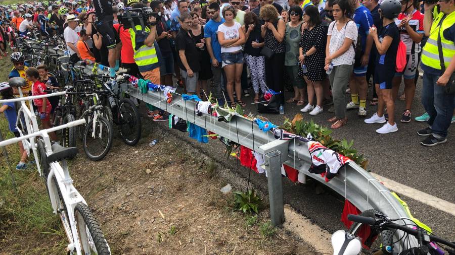 Imagen del homenaje a los ciclistas fallecidos. Alfredo Gonz&aacute;lez