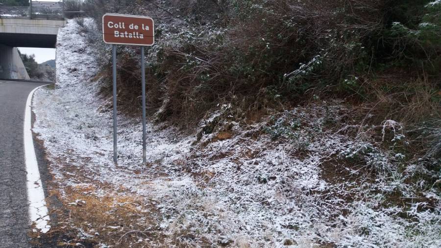 En la carretera que une La Selva del Camp con Vilaplana ya se han podido ver algunos copos de nieve. Foto: &Agrave;ngel Juanpere