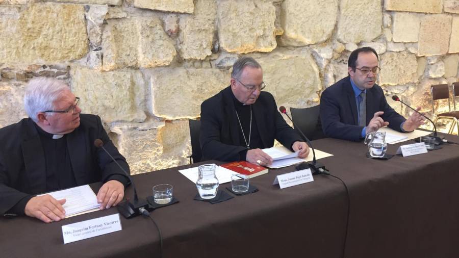 El arzobispo saliente de Tarragona, Jaume Pujol Balcells (en el centro), durante el anuncio del nuevo arzobispo de la ciudad. Foto: Carla Pomerol