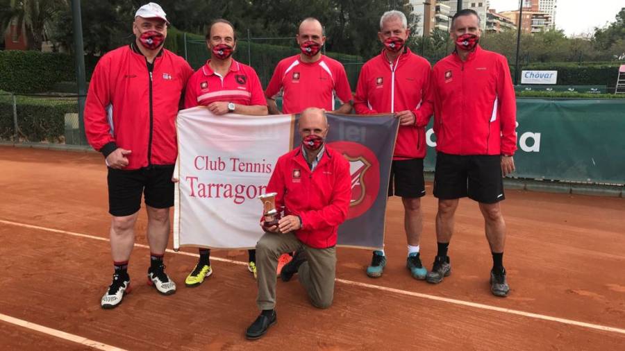 Los integrantes del equipo sénior +50 del Club Tennis Tarragona: FOTO: CTT
