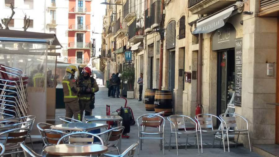 El incendio se ha originado en la freidora de un restaurante de la Pla&ccedil;a de la Font. Foto: D.T.