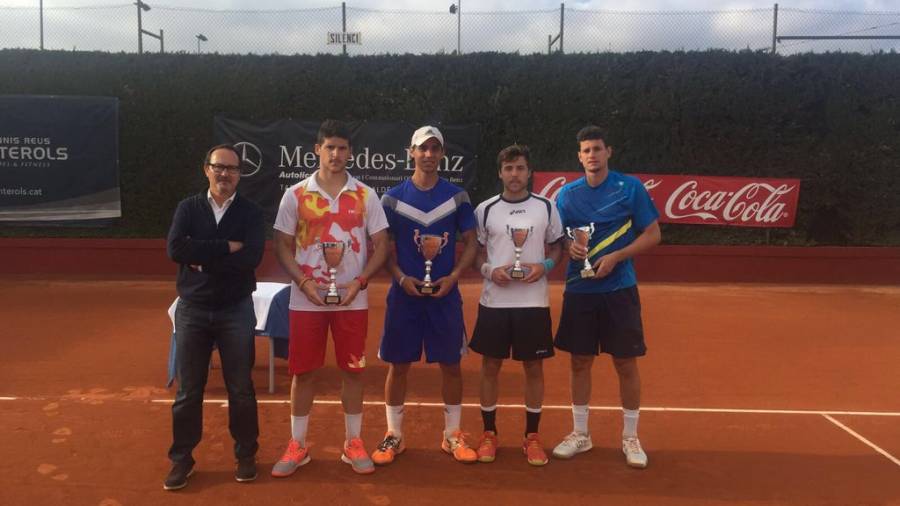 Giraldi, en el centro, tras ganar la final de dobles del Futures del Monterols en 2016.