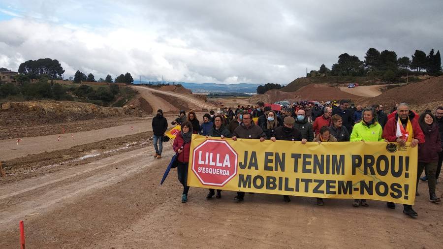 Els veïns a l'arribada a la zona on estarà la futura autovia. Foto: À.Juanpere