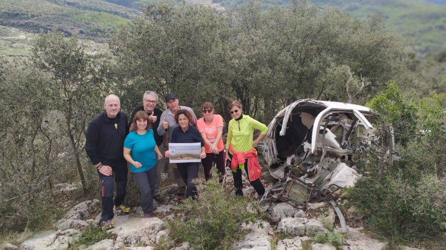 Otro grupo junto a la avioneta estrellada en la Sierra de Llaberia en Pratdip. FOTO: Cedida