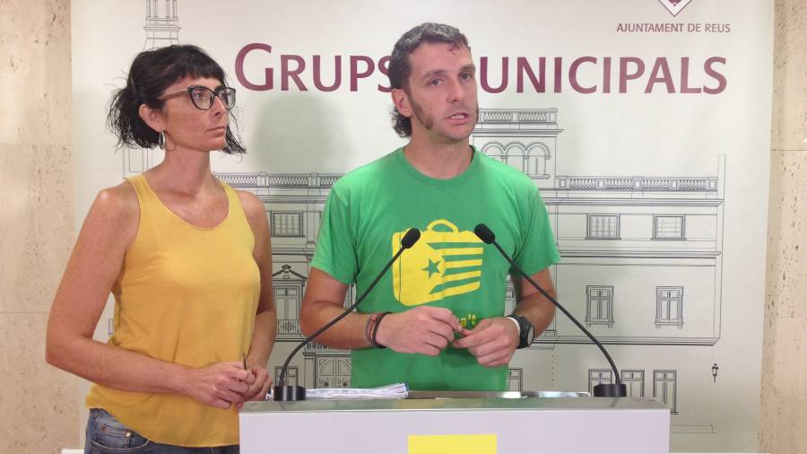 Los concejales de la CUP, Marta Llorens y Oriol Ciurana, han denunciado la opacidad de las negociaciones.