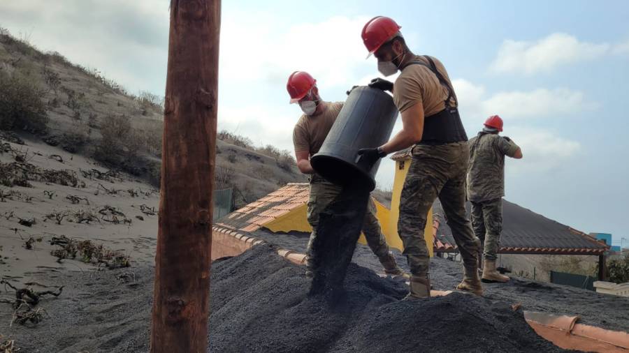 Militares retirando la ceniza de tejados y azoteas de La Palma. EFE