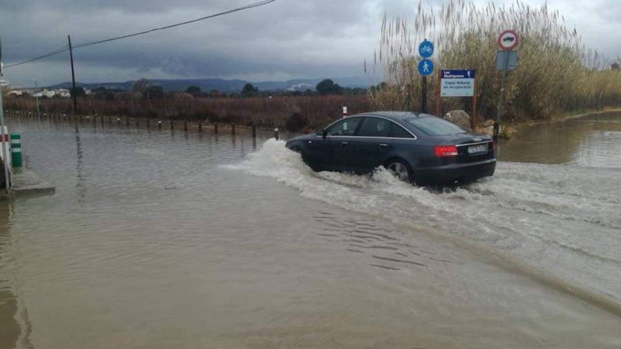 La carretera de Les Madrigueres inundada.
