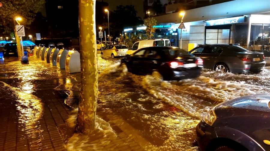 Via Roma de Salou. Las lluvias inundaron calles. FOTO: DT