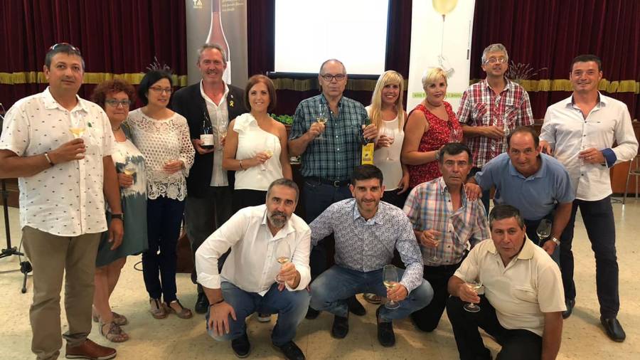 Socios productores del vino Al-fatriyya en la presentaci&oacute;n, donde asisti&oacute;el secretario&nbsp;de la DO Terra Alta, Jordi Rius. Foto: cedida.