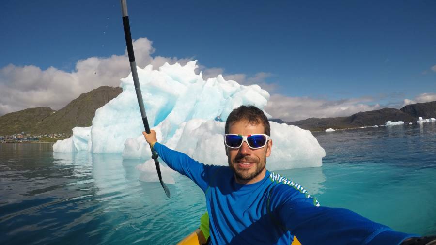 Gerard Anton, navegando entre icebergs sobre su packraft.