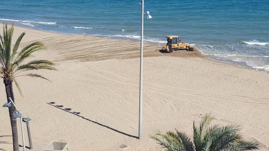 Se ha extendido arena en la orilla del mar.