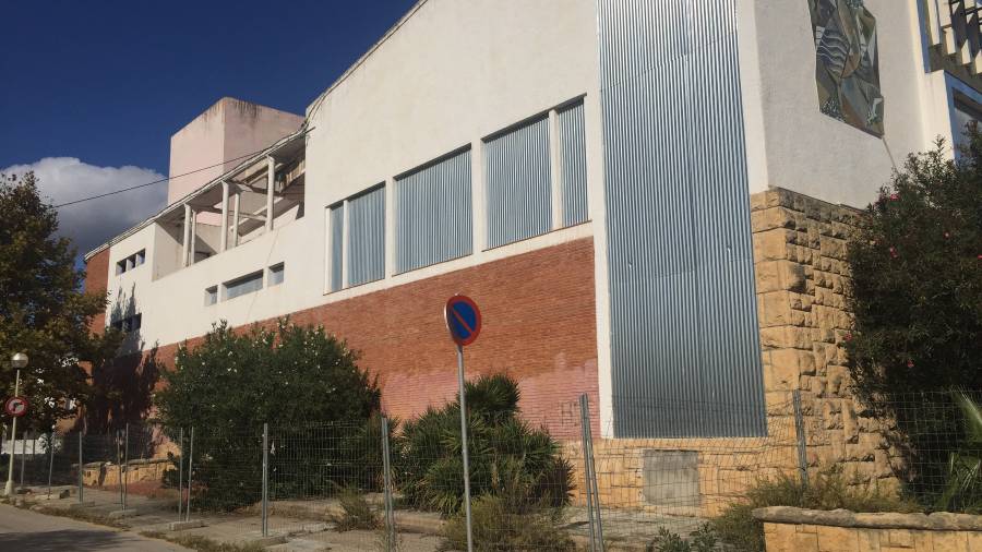 El lateral del edificio sigue vallado por la ca&iacute;da de piedras.