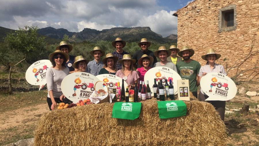Algunos empresarios participantes de la Ribera d'Ebre, con algunos de los productos aut&oacute;ctonos que dejar&aacute;n degustar. Foto: Cedida