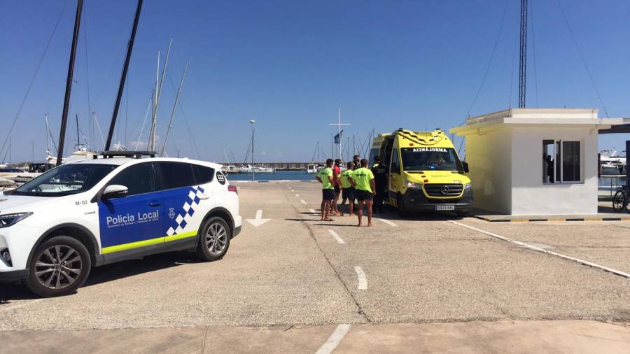 La ambulancia y el coche de la Polic&iacute;a Local en el puerto de L'Hospitalet de l'Infant. FOTO: DT