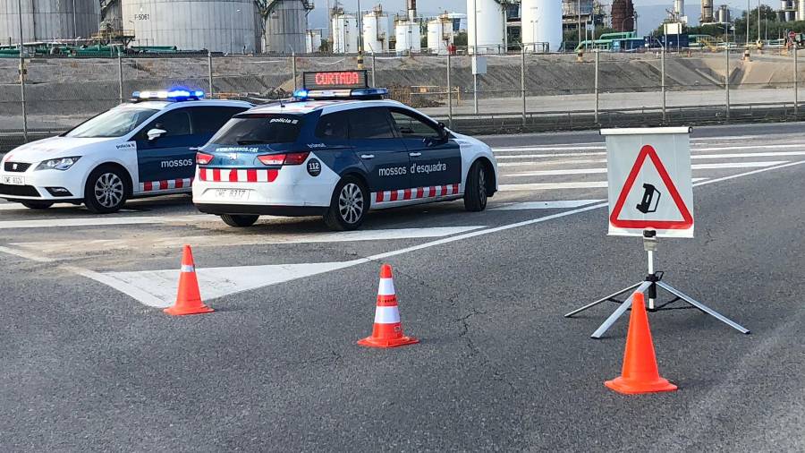 Mossos cortan la carretera que pasa al lado del pol&iacute;gono de El Morell. FOTO: Alfredo Gonz&aacute;lez