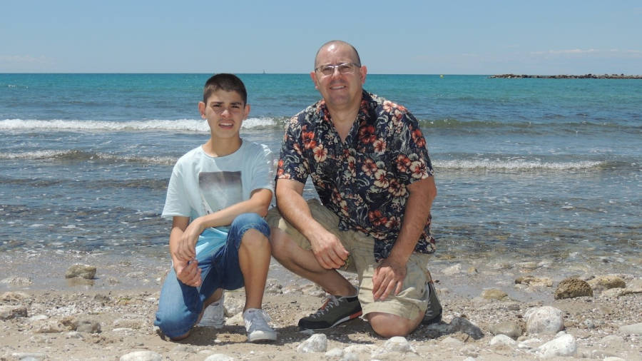 Sergio Ruiz y Pablo, su padre, en la playa de Cubelles, donde realizan sus observaciones. Foto: Cedida