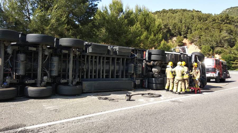 El conductor ha estat evacuat en ambulància. À.Juanpere