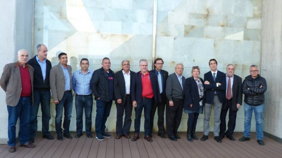 El alcalde de Salou, Pere Granados (en el centro de la imagen), junto con representantes de asociaciones empresariales, ayer en el Ayuntamiento. Foto: Alfredo González
