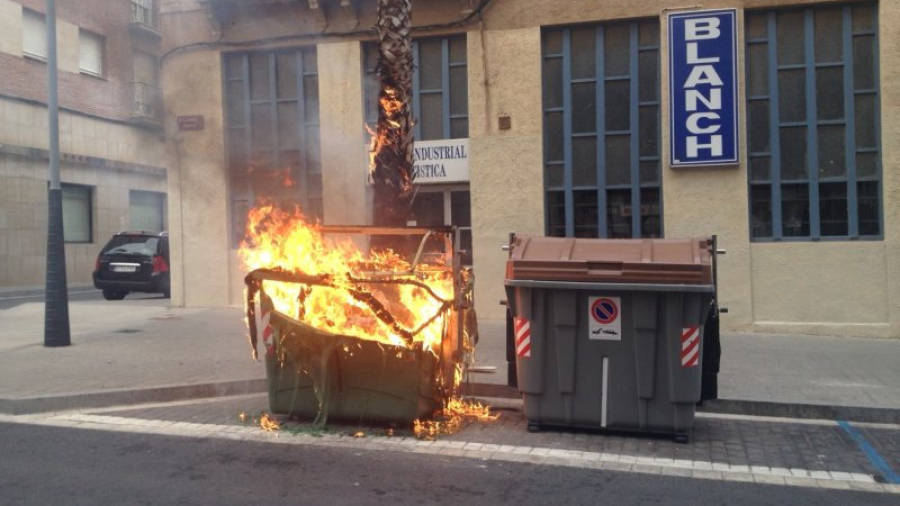 Imatge del contenidor en flames al carrer Ample de Reus. Foto: DT