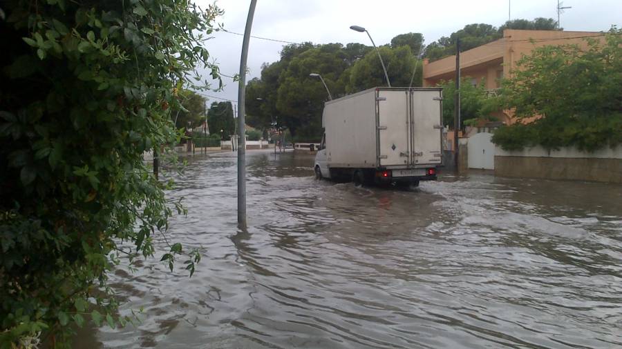 La avenida Brisamar llena de agua.