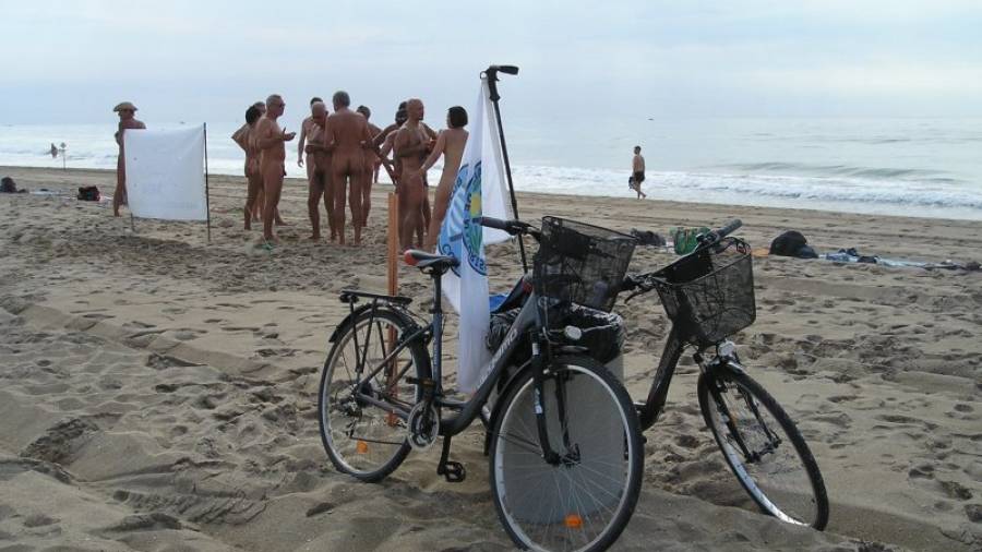 Es la tercera concentración nudista que se hace en la playa de Les Madrigueres. Foto: JMB