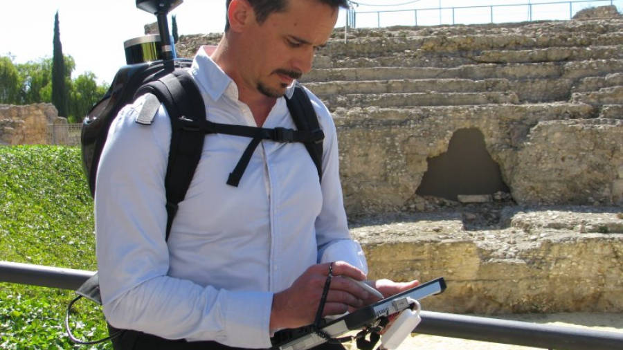 Un expert en escaneig de geometries captura les dades del Circ romà de Tarragona amb un escàner làser. Foto: ACN