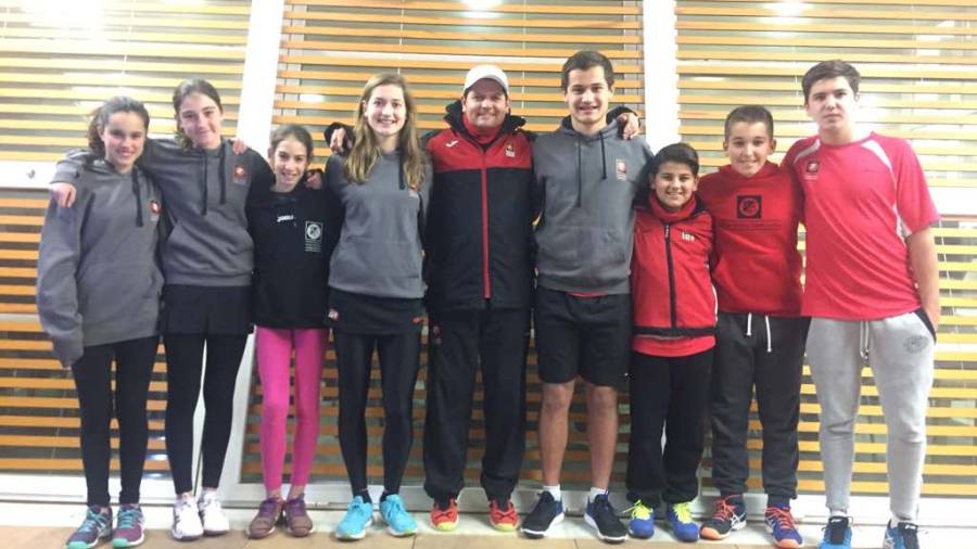 Varios de los jugadores y jugadoras del Club Tennis Tarragona, el único club provincial que compite en 1a femenina y masculina, junto a su entrenador Alex Parés.FOTO: DT
