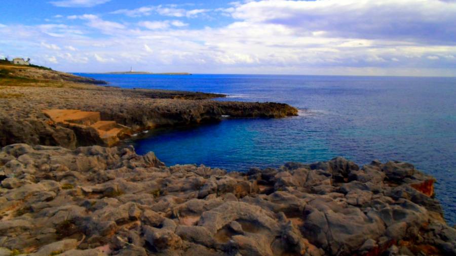 En la extraordinaria isla de Menorca tiene lugar ese encuentro inesperado entre el pasado y el presente. Foto: publicdomainpictures.net
