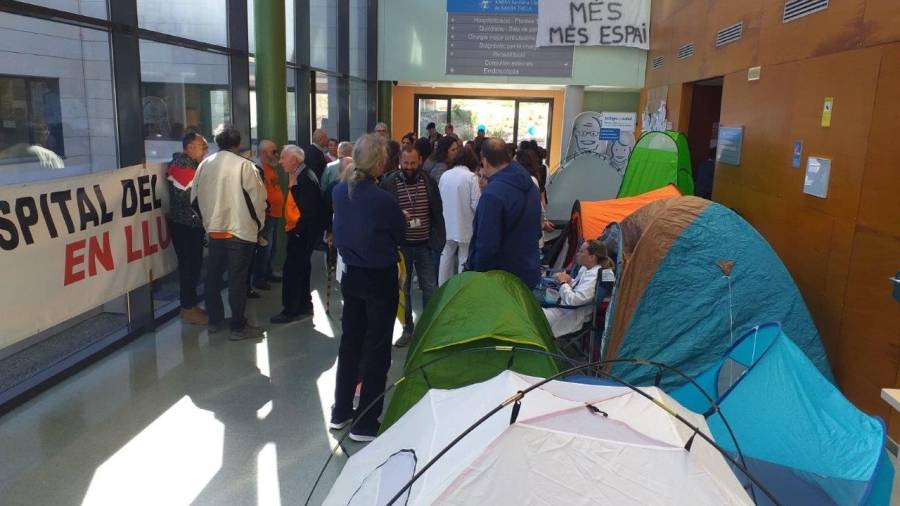 Acampada de protesta en el hospital de El Vendrell.