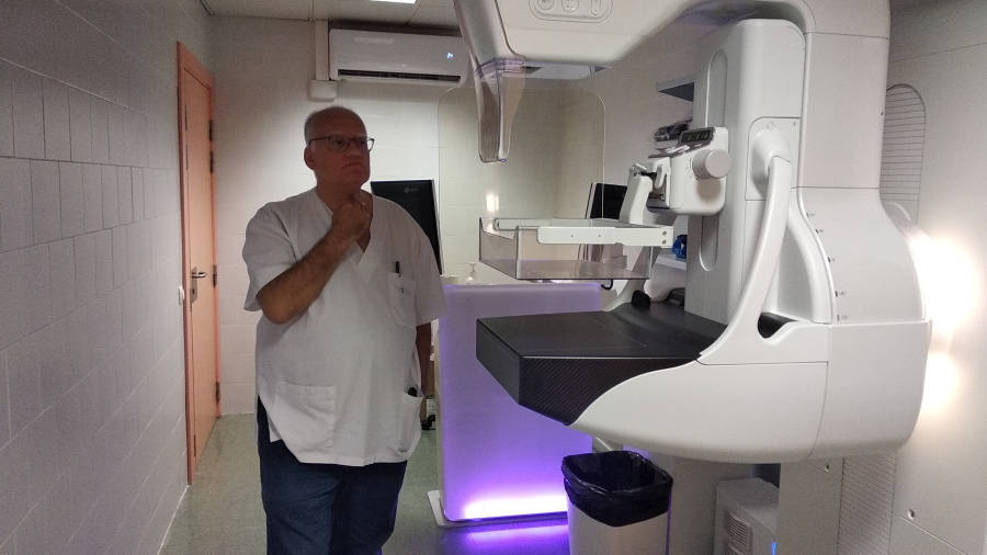 El doctor Anguera en el mamógrafo del Hospital del Vendrell, que hace una semana que funciona. FOTO: ÀNGEL JUANPERE