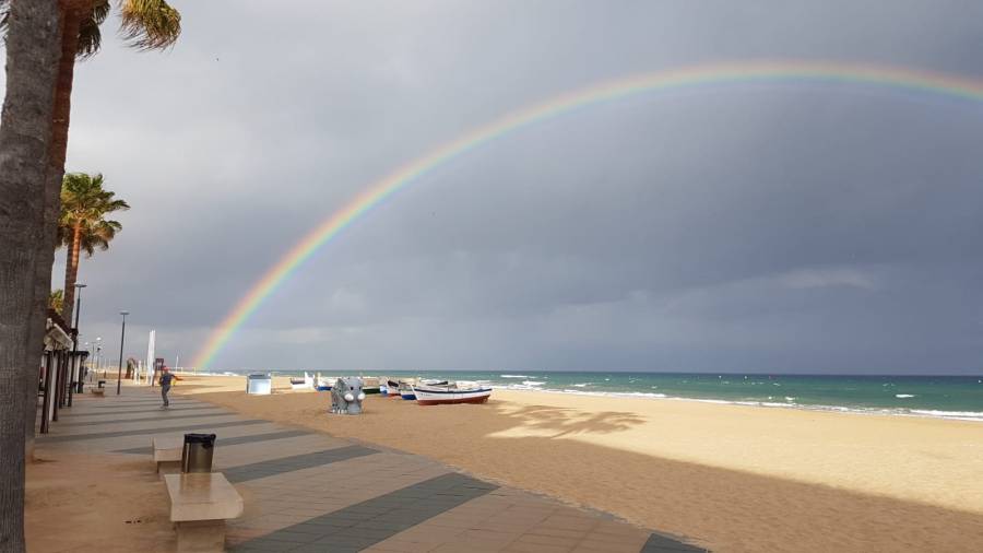 Imagen del arcoiris en la playa de Torredembarra. DT