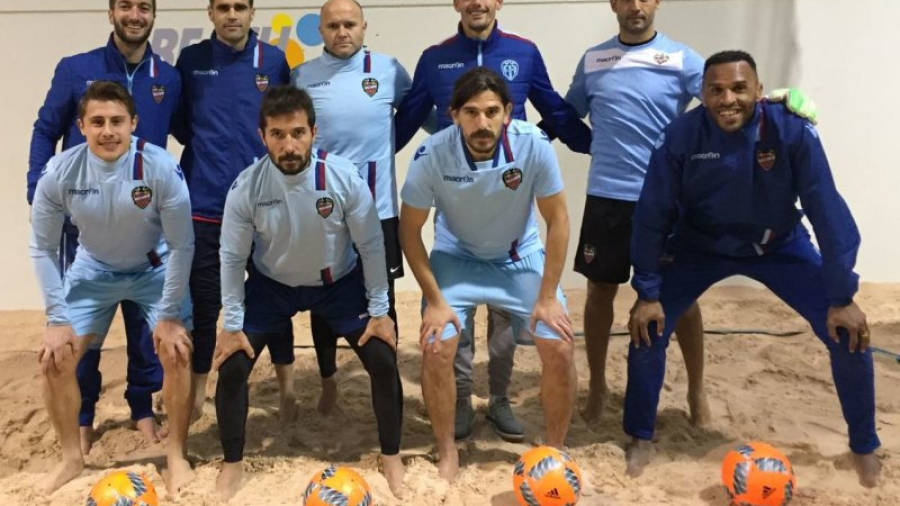 Llorenç Gómez (arriba, primero por la izquierda) junto a los jugadores del Levante. Foto: Cedida