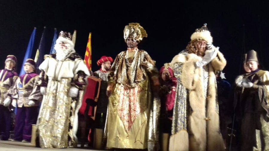 Los Reyes en el moll de costa. Foto: Pere Ferré