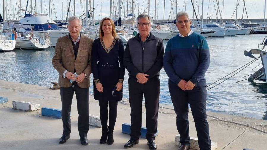 Foto de familia con representación del Port, del Ayuntamiento y del Institut Ramon de la Torre.