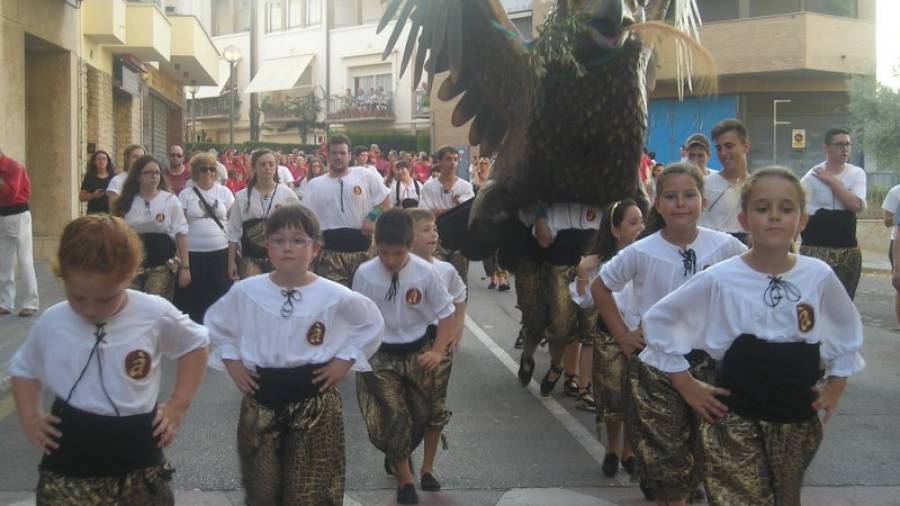 La agrupación del Àliga de El Vendrell durante sus bailes por las calles de El Vendrell. FOTO: JMB