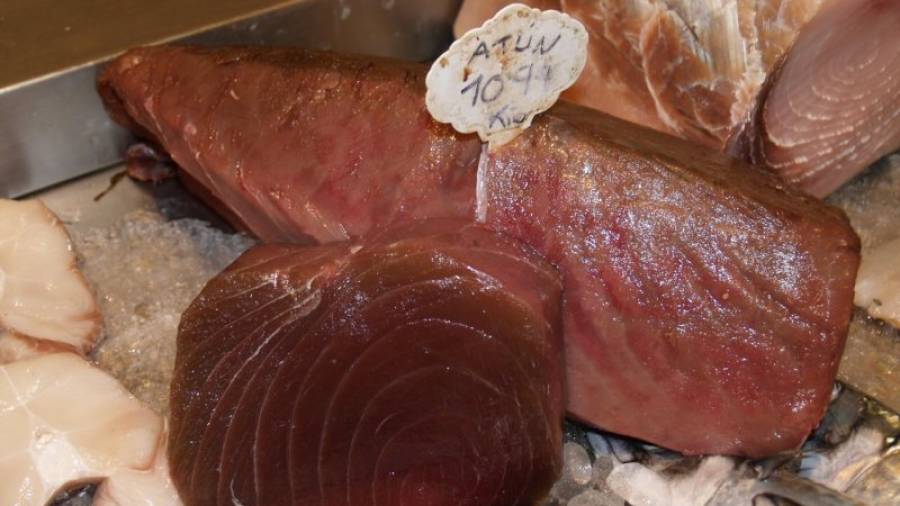 Imatge d'arxiu d'un tall de tonyina roja a la parada d'un mercat. Foto: D.T.