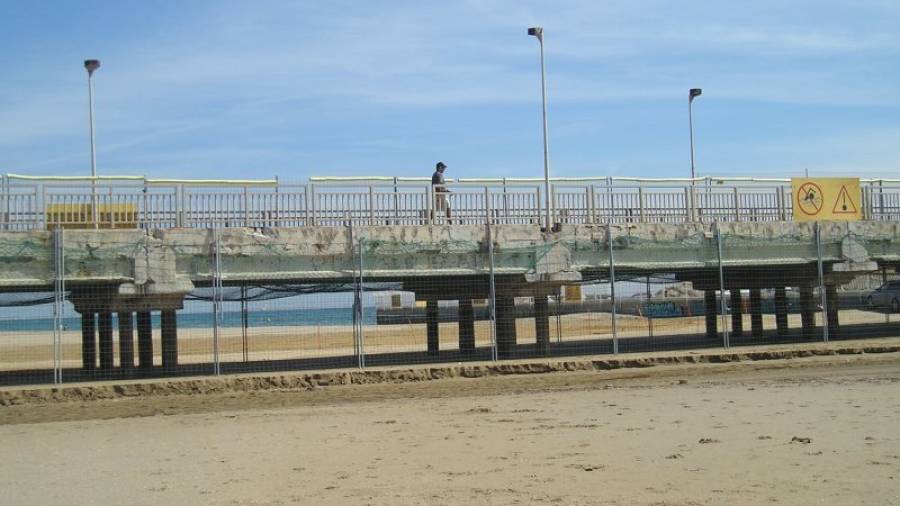 La pasarela sobre la playa está cerrada al tránsito rodado por su mal estado. Foto: JMB