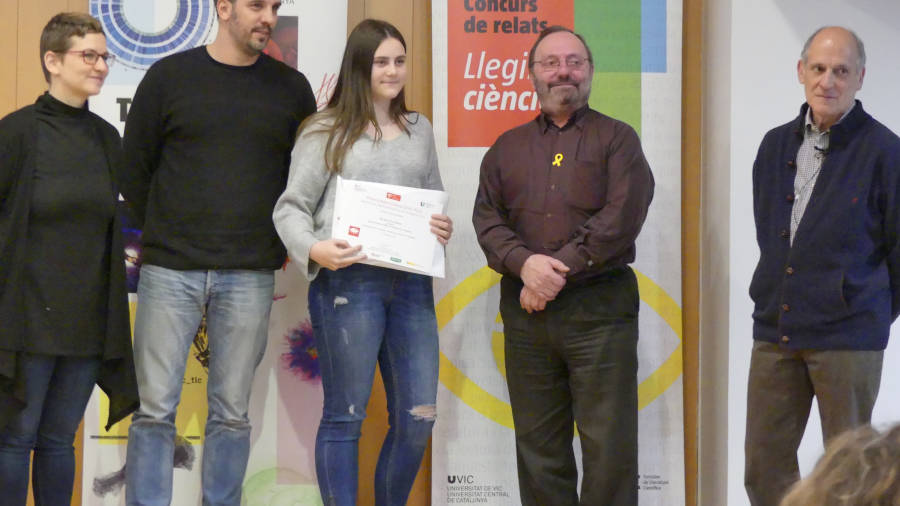 Montse Pros, al centre, amb el diploma, i el seu professor, Josep Maria Toda, a la dreta. FOTO: cedida
