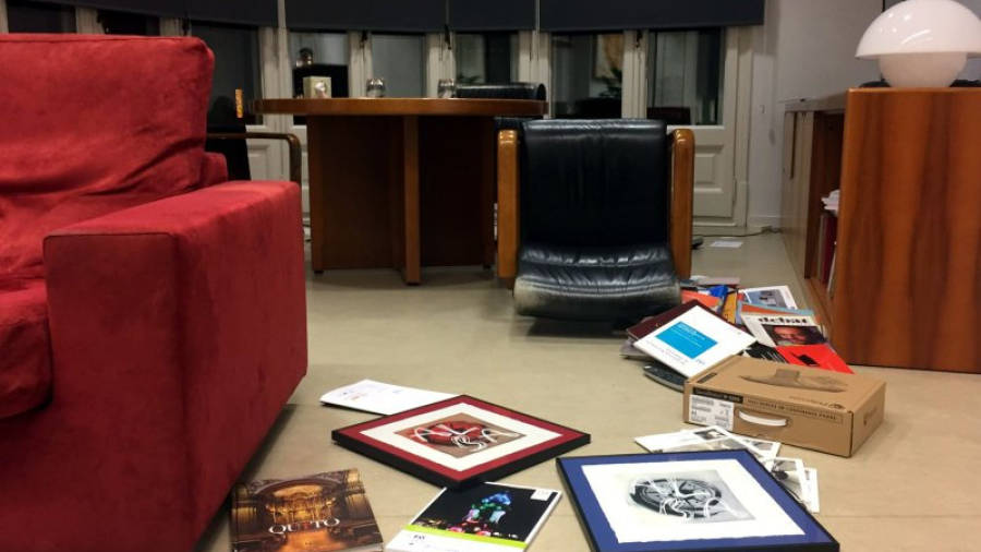 Imatge de les destrosses al despatx del secretari d'Universitats, amb un sofà per terra. Foto: ACN