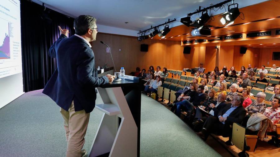 El doctor David Bartrés Faz, hablando a los asistentes a la jornada ‘Gent gran i solitud’ FOTO: Pere Ferré