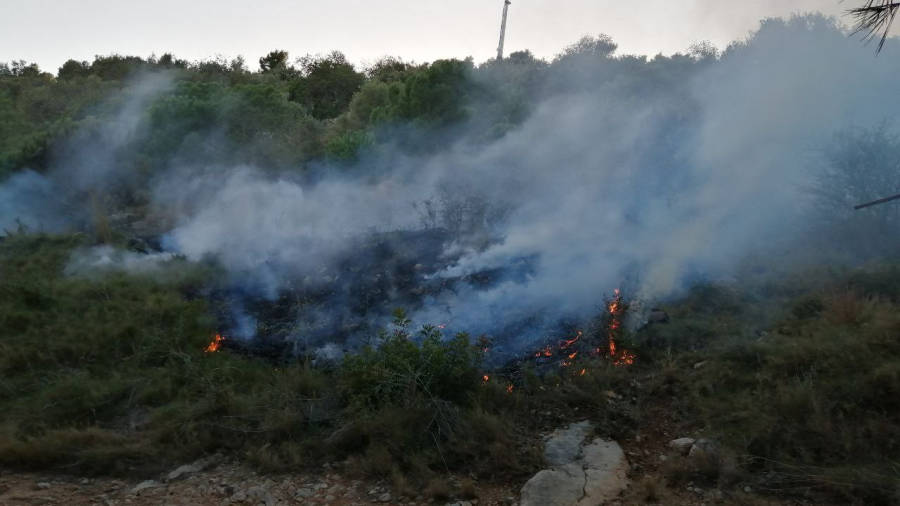 Incendi al costat del camp de futbol de Sant Carles de la Ràpita
