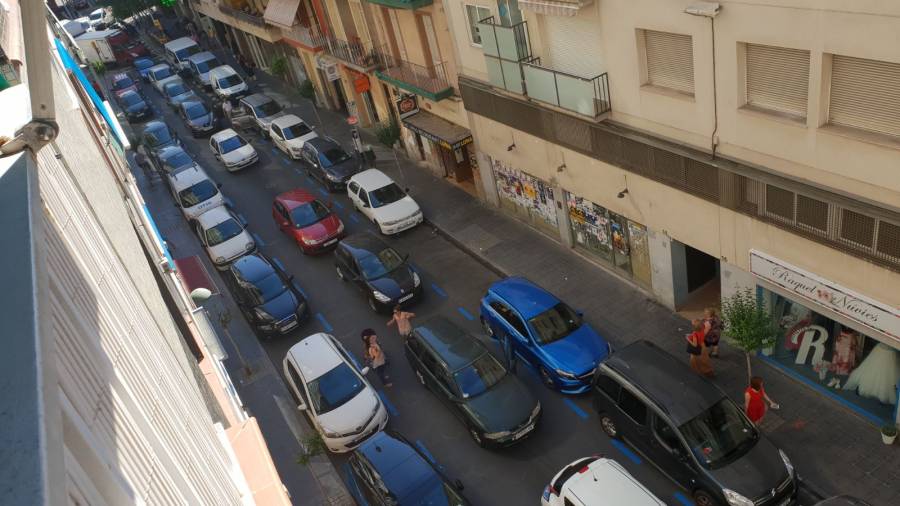 Imagen de las colas en la calle Sevilla de Torragona. FOTO: &Egrave;ric Bondia