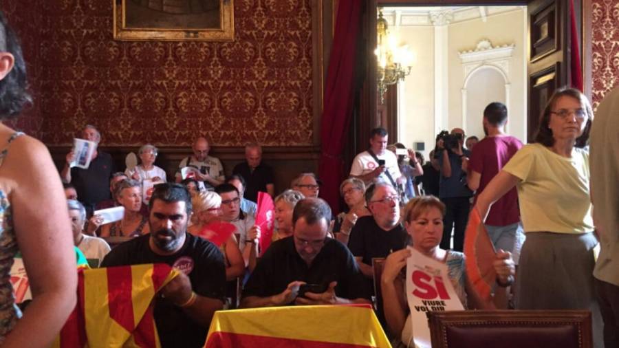 El pleno de Tarragona, lleno de independentistas a favor del refer&eacute;ndum