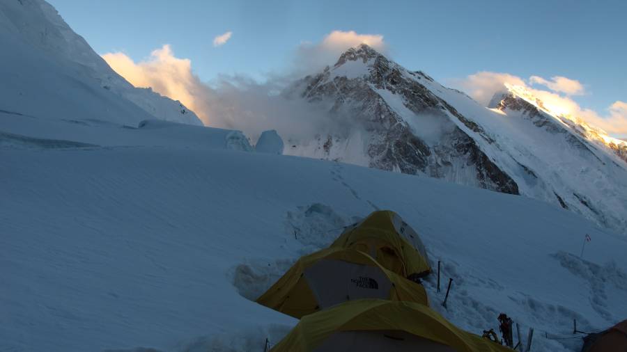 Uno de los campamentos en la ruta al Kanchenjunga, la tercera cima m&aacute;s alta del planeta. FOTO: &Ograve;scar Cadiach
