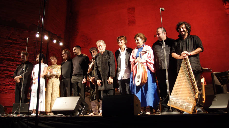 Savall (al centre de la imatge) i la resta de m&uacute;sics saluden el p&uacute;blic durant el concert de divendres a la pla&ccedil;a del monestir. Foto: Joan Boronat.