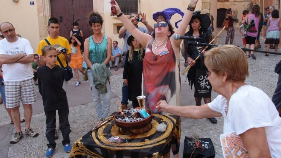 Las calles de Altafulla volverá a adentrarse el próximo fin de semana en el mundo de la brujería y el esoterismo. Foto: Joan Boronat/DT