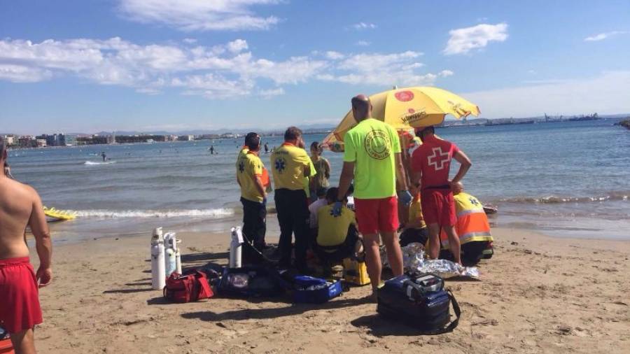Socorristas y Emergències Mèdiques pudieron reanimar a la turista en la orilla de la playa, aunque después falleciera en un segundo infarto. Foto: dt