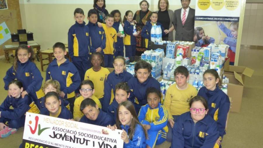La Escola Joan XXIII entregó ayer a las responsables del Comedor Social la leche solidaria. Foto: Escola Joan XXIII