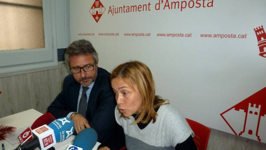 La regidora d'Hisenda, Isabel Ferré, i l'alcalde, Manel Ferré, presentant els comptes de l'Ajuntament d'Amposta pel 2015. Foto: ACN